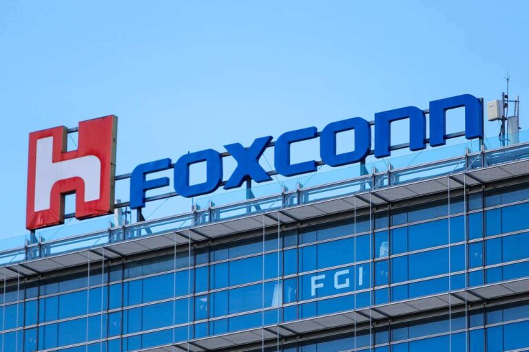 Foxconn Nasıl Kuruldu, Foxconn'un Küresel Elektronik Üretimindeki Rolü Foxconn, Apple ve Sony gibi teknoloji devlerinin üretim ortağı olarak, küresel elektronik sektöründeki kritik rolünü sürdürmektedir. Şirket, yüksek verimli üretim süreçleriyle sektördeki liderliğini pekiştirmiştir.