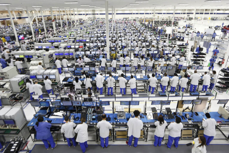 Teknolojik İnovasyon ve Küresel Genişleme 1974’te kurulan Foxconn, üretim kapasitesini artırarak Çin, Hindistan ve Vietnam gibi yeni pazarlarla küresel büyümesini sürdürüyor. Şirket, ileri teknolojilere yatırım yaparak geleceğin üretim sistemlerini şekillendiriyor.