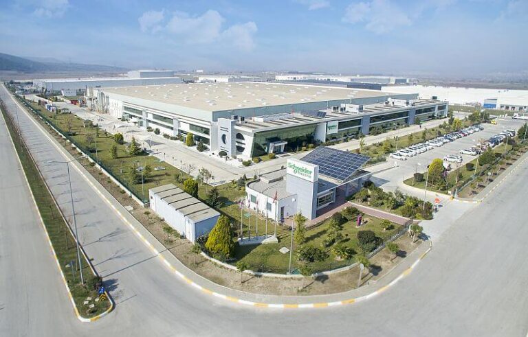 Schneider Electric, endüstriyel ve ticari sektörler için enerji verimliliği çözümleri sağlayarak çevre dostu altyapılar geliştiriyor.