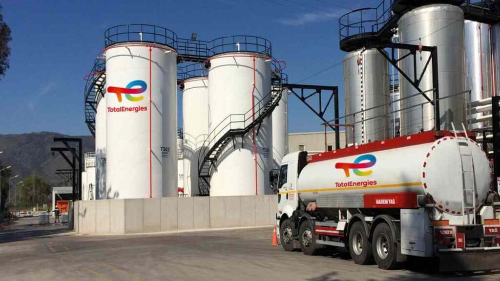 TotalEnergies Nasıl Kuruldu, Çevresel Eleştiriler ve Hükümet Düzenlemeleri Şirket, çevresel etkileri nedeniyle zaman zaman eleştirilmektedir. Ancak, iklim değişikliği ve çevre koruma yasalarına uyum sağlamak adına TotalEnergies, birçok yeşil enerji ve sıfır emisyon projesine yatırım yapmaktadır. Petrol ve Gaz Sektöründeki Değişim ve Krizler Global enerji krizleri ve fiyat dalgalanmaları, TotalEnergies’i zorlasa da, şirket bu krizlere karşı güçlü stratejik adımlar atarak sektördeki liderliğini sürdürmektedir. 10. Sonuç ve Değerlendirme TotalEnergies, petrol ve gaz sektöründeki köklü geçmişi ile enerji dönüşümünde önemli bir rol oynamaktadır. Yenilenebilir enerji yatırımları ve sıfır emisyon hedefleri ile şirket, gelecekteki enerji dönüşümünde öncülük etmeyi hedeflemektedir. Küresel enerji geçişi sürecinde, TotalEnergies’in etkisi her geçen gün artacaktır.v