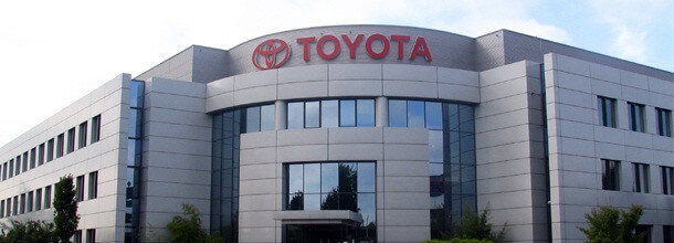Toyota, küresel otomotiv endüstrisindeki en büyük oyunculardan biri olarak, yenilikçi üretim sistemleri ve çevre dostu araçlarla sektördeki yerini pekiştirmiştir. Toyota üretim sistemi (TPS), dünya çapında verimlilik ve kalite kontrol açısından devrim yaratmıştır.
