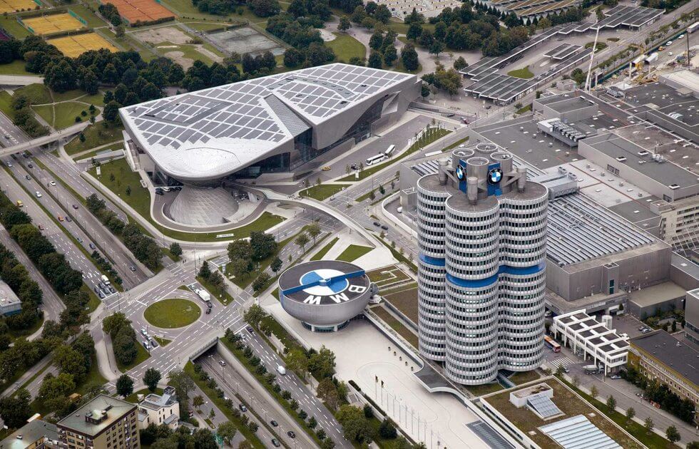 Otomotiv Dünyasında Bir Efsanenin Yükselişi BMW, 1916 yılında Almanya'da kurulduktan sonra uçak motorlarıyla başladığı yolculukta, zamanla otomotiv sektöründe devrim yaratan bir marka haline gelmiştir. Şirketin inovasyon odaklı yaklaşımı, günümüzde onu global bir lider konumuna taşımıştır.