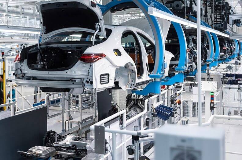 Mercedes-Benz Nasıl Kuruldu, Otomobil Endüstrisinin İkonik Markası Mercedes-Benz, 1886’da Karl Benz’in ilk motorlu taşıma aracını üretmesiyle başlayan bir yolculuğun sonucudur. Gottlieb Daimler ve Wilhelm Maybach’ın içten yanmalı motoru geliştirip otomobil üretimine başlamasıyla bu yolculuk, dünyayı değiştiren bir devrime dönüşmüştür. Daimler ve Benz’in birleşmesiyle 1926’da doğan Mercedes-Benz markası, bugün hala lüks, inovasyon ve mükemmeliyetin sembolüdür.