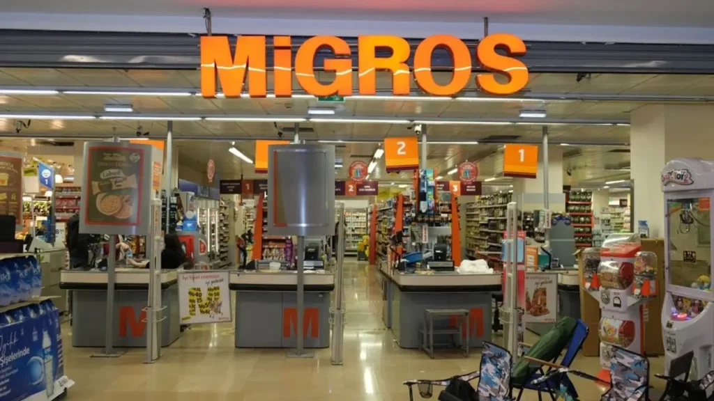 Migros Nasıl Kuruldu? 5 Yılda 200 Mağaza, İşte O Yükseliş! 1 Migros nasıl kuruldu, Migros Ticaret A.Ş., Borsa İstanbul'da işlem gören bir perakende devidir. Hisse senedi, yatırımcılar için güvenli bir değer saklama aracı olarak kabul edilmektedir.