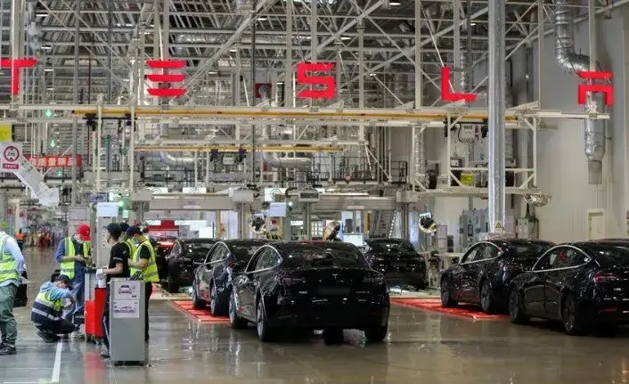 Tesla'nın hisseleri, teknolojiye ve sürdürülebilir enerjiye yaptığı büyük yatırımlar sayesinde büyük bir değer kazandı. TSLA, yalnızca otomotiv sektörüyle sınırlı kalmayıp, enerji üretimi ve otonom sürüş gibi alanlarda da büyümesini sürdürüyor.