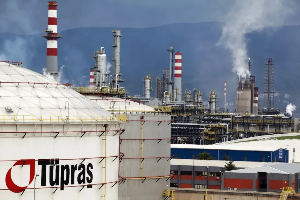 TÜPRAŞ’ın Sahiplik Yapısı, Temettü Politikası ve Spor Sektörü ile İlişkisi TÜPRAŞ, Koç Holding’in bir parçası olarak petrol rafinerisi alanındaki öncülüğünü sürdürürken, aynı zamanda spor sponsorlukları ve kurumsal sosyal sorumluluk projeleri ile de dikkat çekmektedir. Bu yazıda, şirketin hisse yapısı, temettü ödemeleri ve toplumsal katkılarını ele alıyoruz.