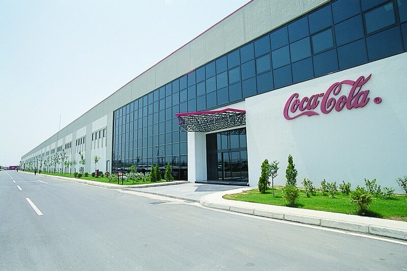 Coca-Cola İçecek A.Ş. (CCOLA) hisse kodu ile Borsa İstanbul’da işlem gören şirket, Türkiye’deki en büyük içecek üreticilerinden biridir ve güçlü marka imajıyla dikkat çekmektedir.