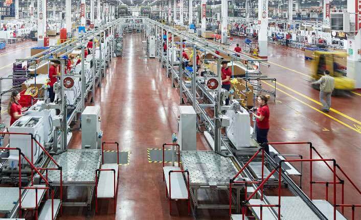 Yönetim kurulu üyeleri, şirketin globalleşme ve teknoloji yatırımlarını yönlendiren liderlerdir.