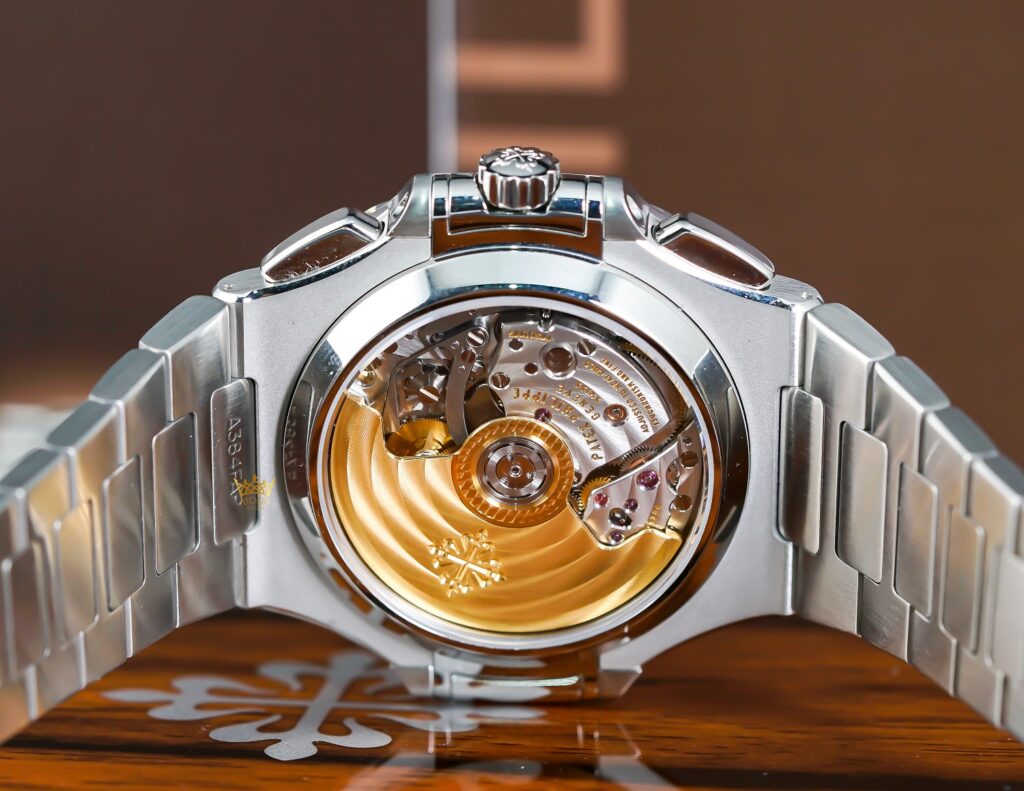 Patek Philippe Nasıl Kuruldu, Patek Philippe’in kurucuları Antoni Patek ve Adrien Philippe’in portreleri, arka planda tarihi cep saatleri.