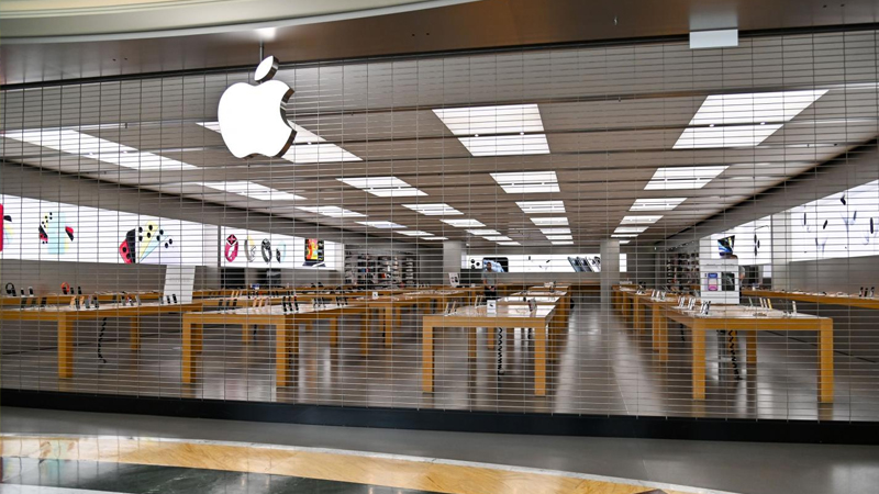 Apple Nasıl Kuruldu, Steve Jobs, Steve Wozniak ve Ronald Wayne, Apple’ın kuruluşunda birlikte çalışırken çekilmiş tarihi bir fotoğraf.